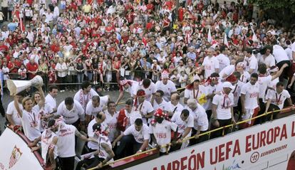 Los jugadores del Sevilla recorren las calles de Sevilla a bordo del autobús.