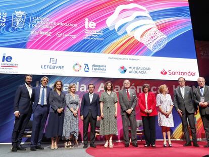 Foto de familia en la clausura del 425 aniversario del ICAM.