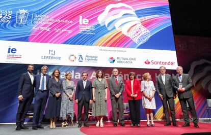 Foto de familia en la clausura del 425 aniversario del ICAM.