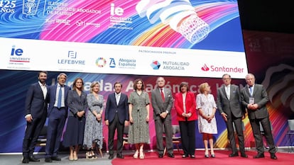 Foto de familia en la clausura del 425 aniversario del ICAM.