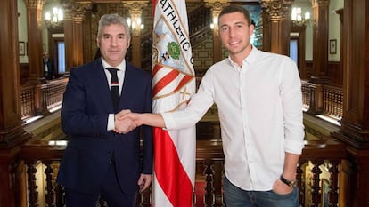 Óscar De Marcos, junto al presidente del Athletic, Josu Urrutia.