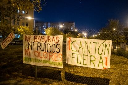 Carteles y mantas en el vallado del solar.