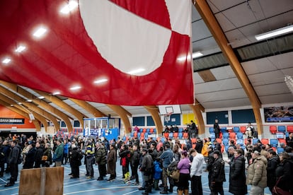 Colas en un colegio electoral de Nuuk.
