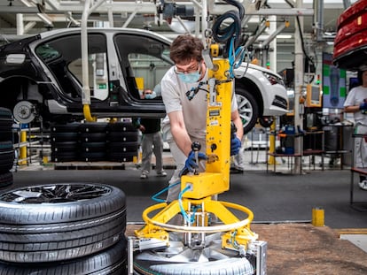 Un trabajador de Volkswagen en la planta que la compañía tiene en la localidad checa de Kvasiny.