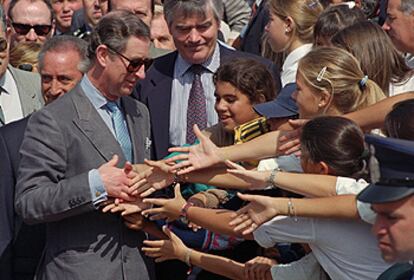 El príncipe Carlos de Inglaterra saluda a un grupo de jóvenes durante una visita a Uruguay.