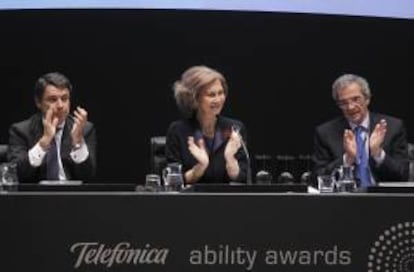 La Reina Sofía  junto al presidente de Telefónica, César Alierta (d), y el presidente de Madrid, Ignacio González, durante el acto de entrega de la II edición de los premios "Telefónica Ability Awards".