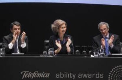 La Reina Sofía junto al presidente de Telefónica, César Alierta (d), y el presidente de Madrid, Ignacio González, durante el acto de entrega de la II edición de los premios "Telefónica Ability Awards".