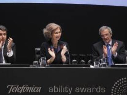 La Reina Sofía  junto al presidente de Telefónica, César Alierta (d), y el presidente de Madrid, Ignacio González, durante el acto de entrega de la II edición de los premios "Telefónica Ability Awards".