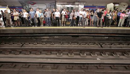 Viajeros, en la estación de Sol.