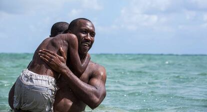 Alex R. Hibbert (de espaldas) y Mahershala Ali, en 'Moonlight'.