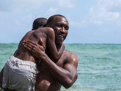 Alex R. Hibbert (de espaldas) y Mahershala Ali, en 'Moonlight'.