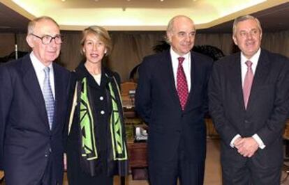 Presentación de nuevos consejeros del BBVA en la sede del banco en Madrid.  7 de mayo de 2002. De izquierda a derecha, Ricardo Lacasa, ex consejero delegado del Popular; Susana Rodríguez,decana de Empresariales de la Universidad  de Deusto; Francisco González, presidente del banco; y Román Knörr, presidente de la patronal vasca Confebask.