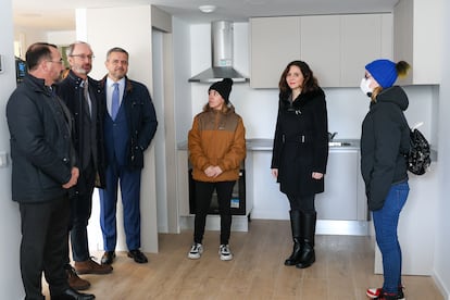 La presidenta de la Comunidad de Madrid, Isabel Díaz Ayuso, durante la entrega de llaves a los primeros adjudicatarios de las 282 viviendas del Plan Vive en Colmenar Viejo, a 11 de febrero de 2025, en Colmenar Viejo, Madrid.