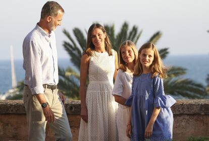 Los Reyes y sus hijas han entrado en un coche conducido por el Rey Felipe y, tras salir del turismo, se han acercado ante el medio centenar de informadores presentes para darles la mano uno a uno y agradecer su asistencia.