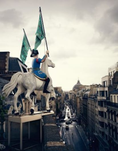 En la última planta del edificio, un jardín secreto corona Hermès y la calle más lujosa de París. El espacio está presidido por el llamado ‘artificiero’ siempre portando dos pañuelos de la casa.