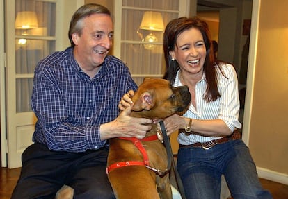 El matrimonio Kirchner juega con su perro Alex en su casa de Río Gallegos, en abril de 2003.