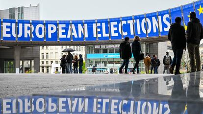 Varias personas pasean delante del edificio del Parlamento Europeo de Bruselas en el que se anuncian los próximos comicios comunitarios, el 27 de abril de 2024. EFE/EPA/FREDERIC SIERAKOWSKI