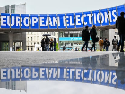 Varias personas pasean delante del edificio del Parlamento Europeo de Bruselas en el que se anuncian los próximos comicios comunitarios, el 27 de abril de 2024. EFE/EPA/FREDERIC SIERAKOWSKI