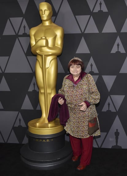 Varda, en la cena de nominados, con uno de sus característicos bolsitos cruzados de tela, similar al que luciría después en los Spirit Awards.