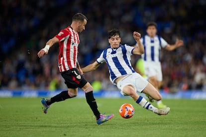 Alex Berenguer intenta progresar ante la presión de Jon Martin, de la Real Sociedad.