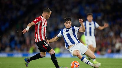 Alex Berenguer intenta progresar ante la presión de Jon Martin, de la Real Sociedad.
