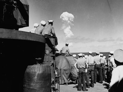 Militares observam o teste nuclear Able, em 1o. de julho de 1946, no atol de Bikini.