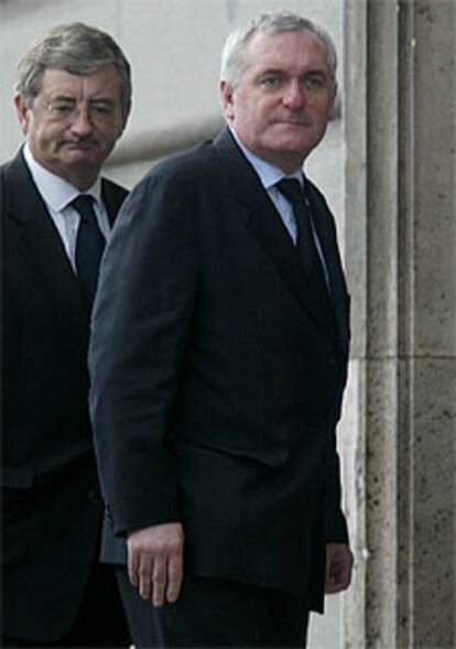 Ahern (derecha), presidente de turno de la UE, ayer en Madrid.