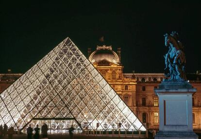 La pirámide de cristal del Louvre, obra de Ieoh Ming Pei (1989).