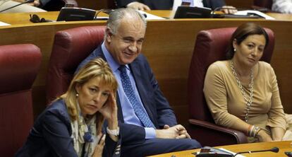Los exconsejeros Trinidad Miró, Rafael Blasco y Maritina Hernández, la semana pasada en sus escaños de las Cortes Valencianas.