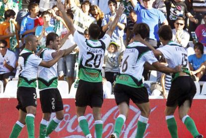 Los jugadores del Racing celebran uno de los tantos marcados al Zaragoza.