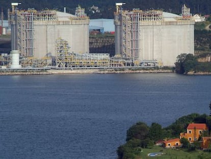 Tanques de la planta de gas de Mugardos, en la r&iacute;a de Ferrol.