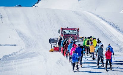 Esquiadores practicando el 'ski ratrack' en la estación de Formigal, en Huesca.