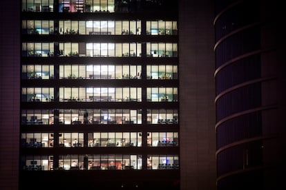 Oficinas en uno de los edificios de las Cuatro Torres en Madrid, el 19 de enero.