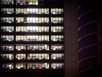 Oficinas en uno de los edificios de las Cuatro Torres en Madrid, el 19 de enero.