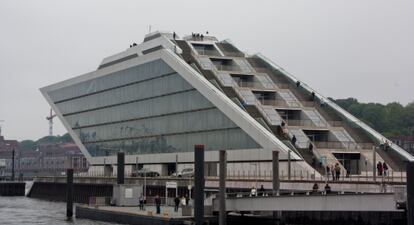 Un curioso edificio con mirador frente al balcón de Altona.