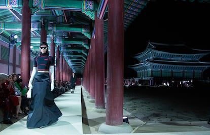 Una modelo, durante el desfile de la colección crucero 2024 de Gucci en el palacio Gyeongbokgung de Seúl.