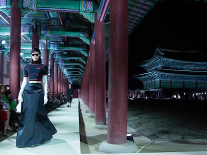 Una modelo, durante el desfile de la colección crucero 2024 de Gucci en el palacio Gyeongbokgung de Seúl.