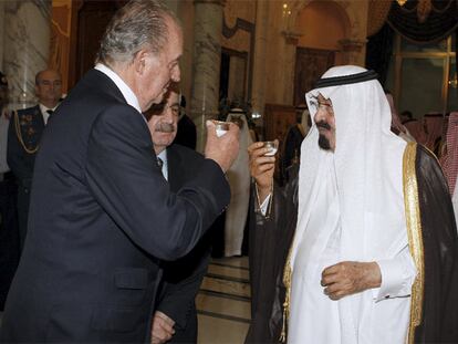 El rey Juan Carlos y el rey de Arabia, Abdullah Bin Abdulaziz, toman una taza de té en el palacio real en Yeda, en 2015.