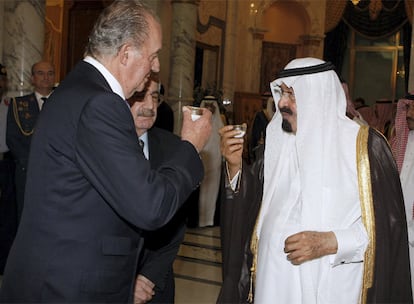 El rey Juan Carlos y el rey de Arabia, Abdullah Bin Abdulaziz, toman una taza de té en el palacio real en Yeda, en 2015.
