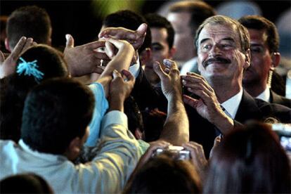 El presidente mexicano, Vicente Fox, aclamado tras su conferencia el martes en el centro cultural hispano de Utah.