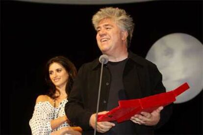 Pedro Almodóvar agradece el premio La Navaja de Buñuel tras recibirlo de manos de Penélope Cruz.