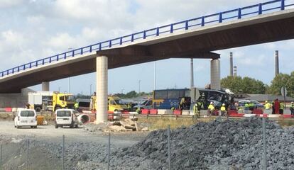 Imagen del autobús de ALSA que se ha empotrado contra el pilar de un viaducto.