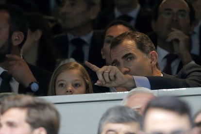 El rey Felipe VI y la infanta Sofía en el palco del Real Madrid a donde acudieron a presenciar el encuentro contra el Manchester City, partido de vuelta de las semifinales de la Liga de Campeones en el estadio Santiago Bernabéu.