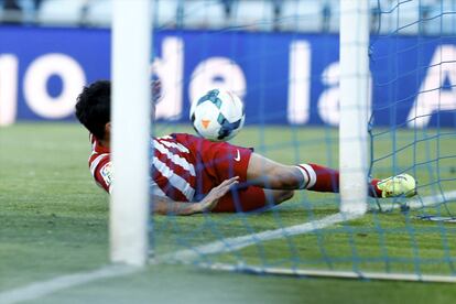 Secuencia del golpe que sufrió Diego Costa tras marcar gol.