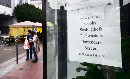 Un restaurante anuncia que busca trabajadores en Los Ángeles, el pasado 28 de enero.