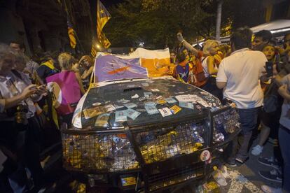 Els tres cotxes de la Guàrdia Civil que havien quedat a les portes de la conselleria han quedat destrossats, amb les rodes punxades, vidres trencats, pintades i cops.