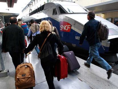 Un grupo de pasajeros corre para alcanzar el tren de alta velocidad (TGV) en la estación de Saint-Charles, en Marsella.