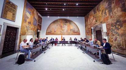 Un momento de la reunión del Consell del Diàleg Social. Al fondo, el president Illa.