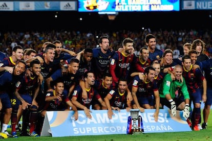 Los jugadores del Bar&ccedil;a celebran el t&iacute;tulo.