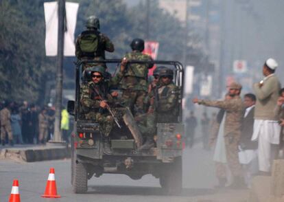 Um porta-voz do principal grupo talibã paquistanês justificou o ataque ao centro educativo pelas operações militares lançadas contra insurgentes islamistas em áreas tribais de Waziristán do Norte e Khyber.